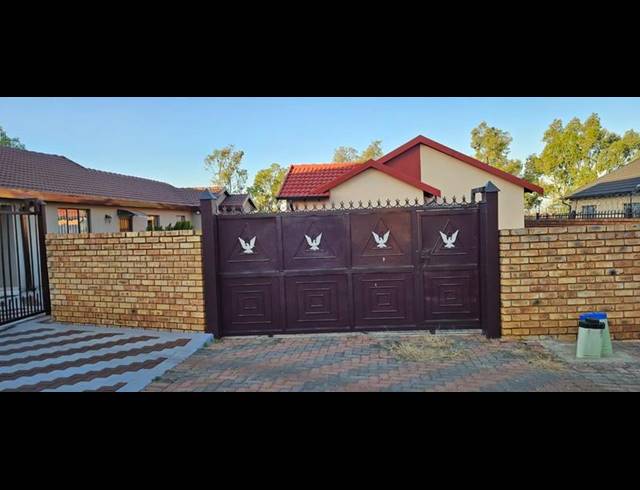 3 BEDROOM HOUSE FOR SALE IN LOTUS GARDENS